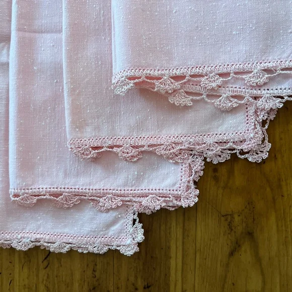 SOLD - Vintage Pink Linen Napkins with Crocheted Edges - Set of 4 - Picture 2 of 11
